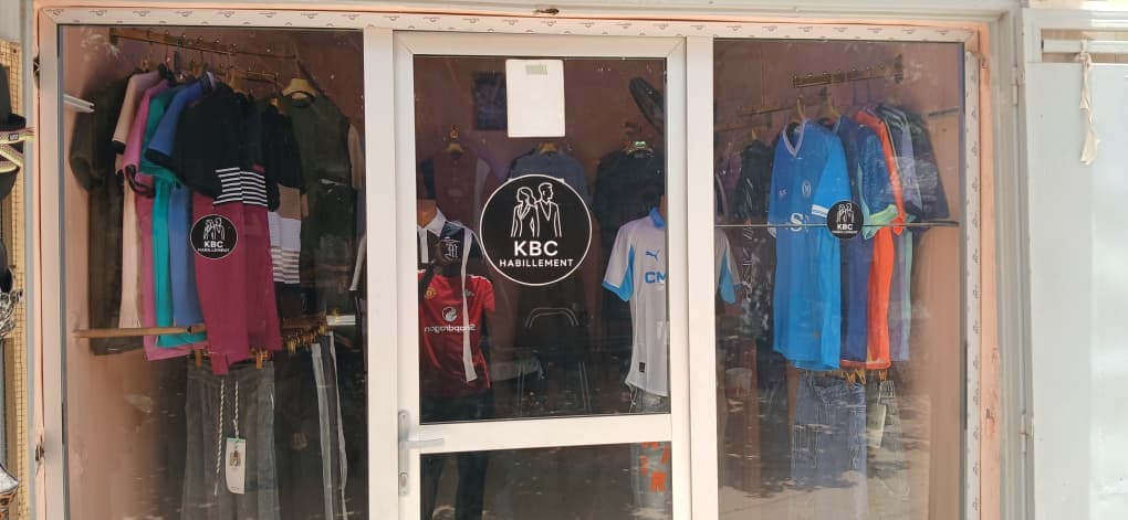 Devanture de la boutique KBC Habillement, Rue 27X14 Hersent, Thies, vetements homme et femme