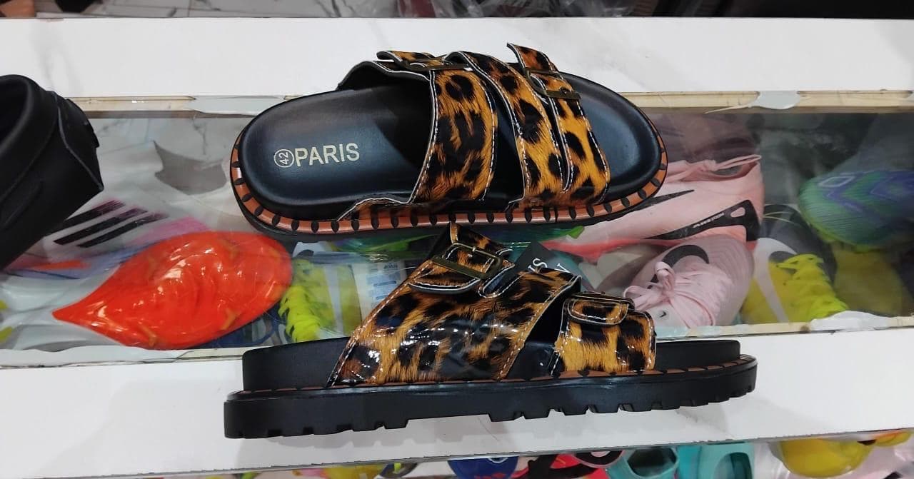 Claquettes mules imprimé léopard avec boucle métallique