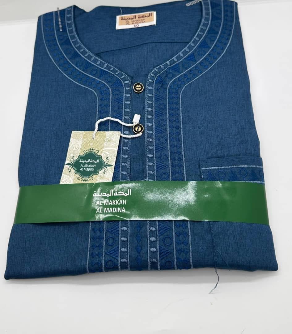 Qamis bleu denim avec encolure brodée