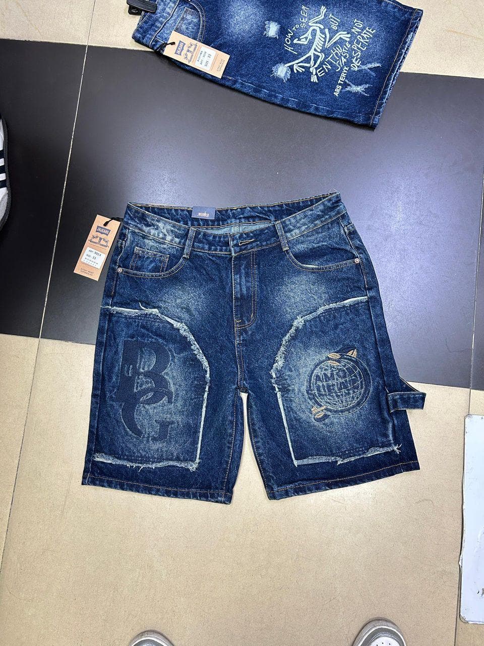 Short en jean délavé patché